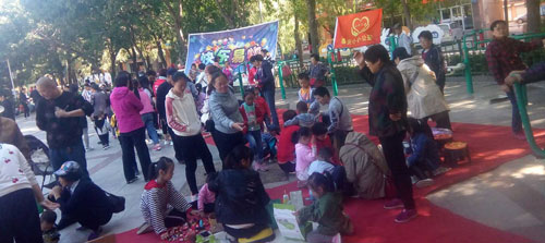 庆国庆，小小公益志愿者来到东湖公园鸽子广场开展易购活动