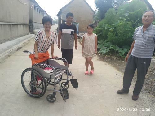 小小公益给残疾妈妈和孩子送去轮椅和学习用品